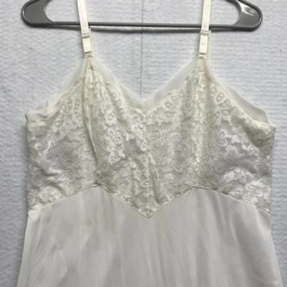 Vintage Slip Pembrooke Lace Measurements in photos EUC